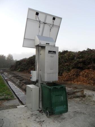 Un dégrilleur sur un centre de recyclage